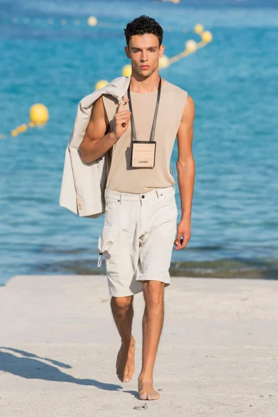 Look 32